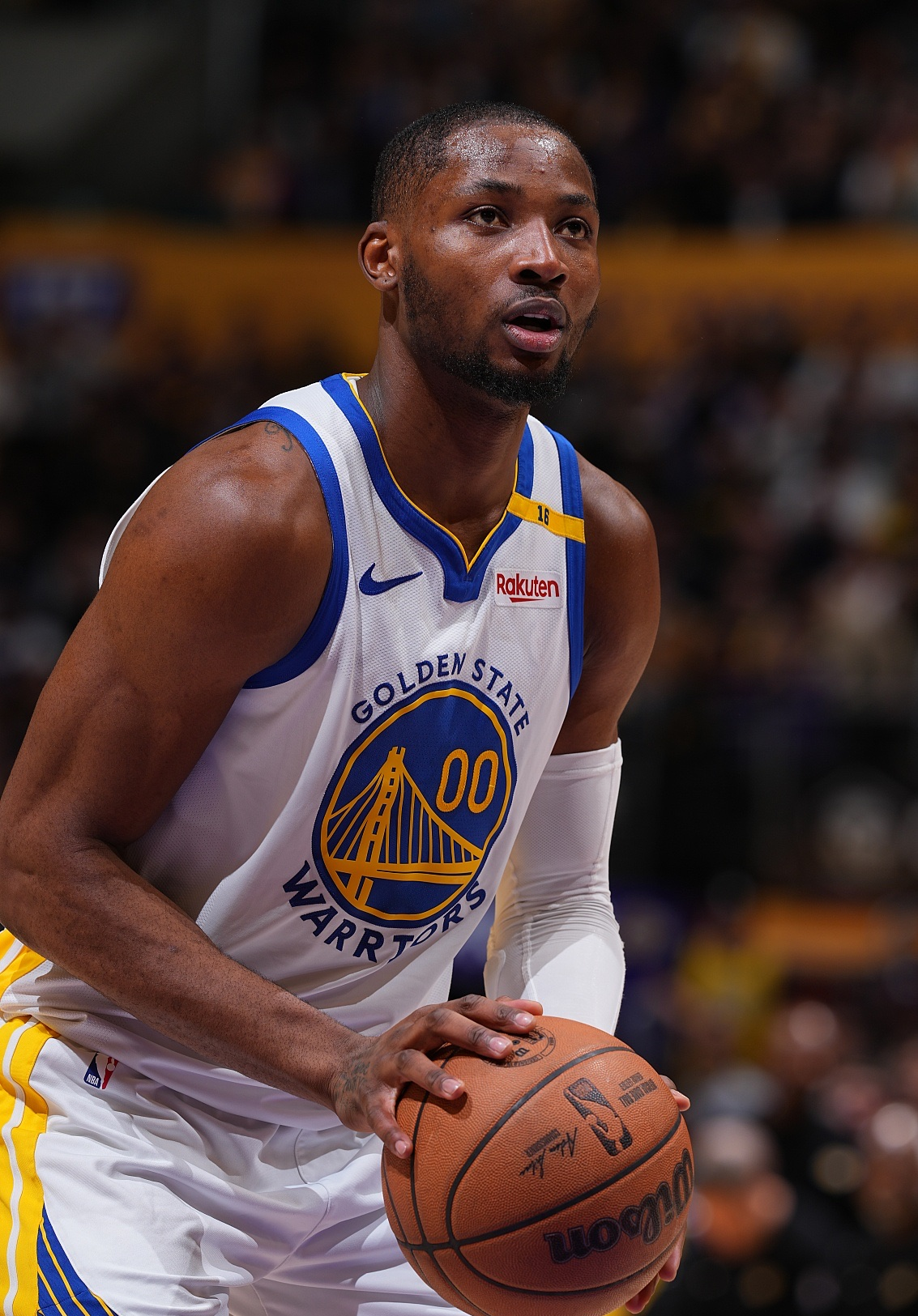 mk体育在线官网首页-勇士连胜势头不减，稳居西部榜首(勇士能否保持阵容的完整性 打造又一个王朝?)